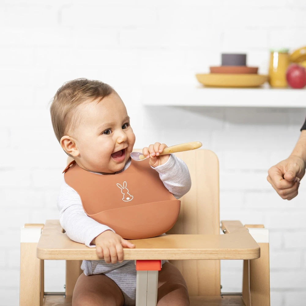 NATTOU Bavoir En Silicone Lapidou Terracotta 5 NATTOU Bavoir En Silicone Lapidou Terracotta – Image 3